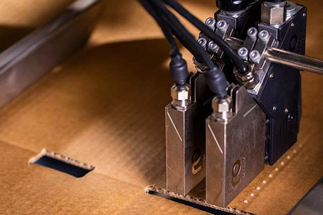 Kale 8 Elektricky ovladane aplikacni hlavy jsou pro prersovany nanos lepidla idealni