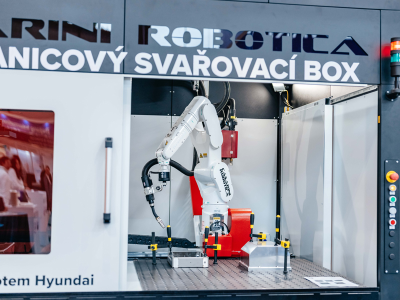 HENNLICH 1a 2024 11 11 HENNLICH nově dodává mobilní robotický dvoustaniční svařovací box 2