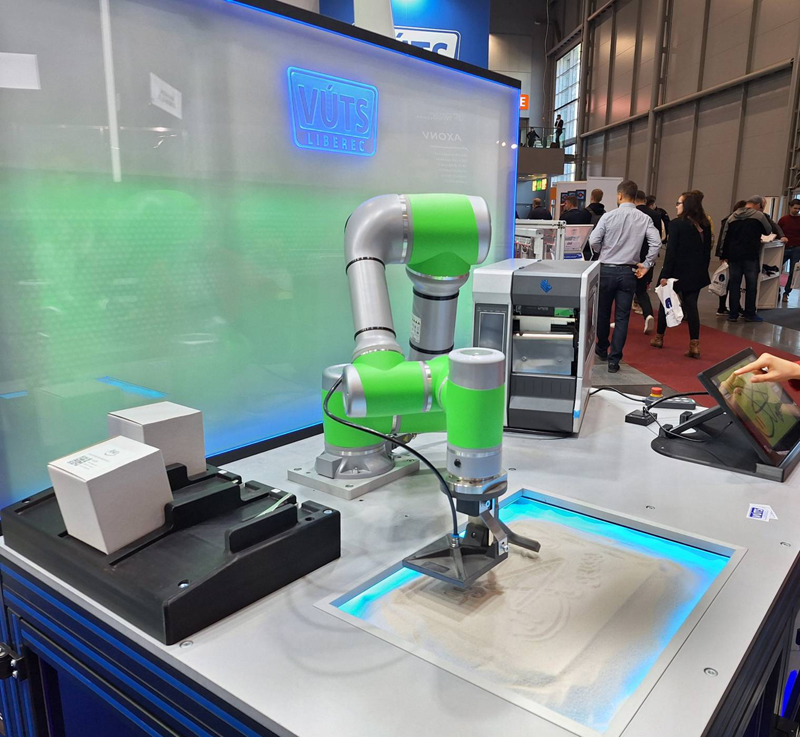 01 Schneider Electric kobot kresli S