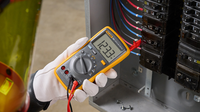 GHV obr 2 Fluke 15B - kompaktní digitální multimetr použití 1