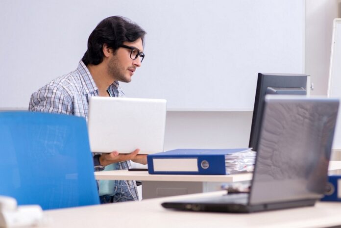 It specialist working in the office