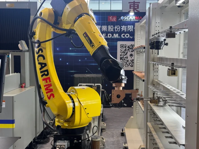 Detail robotického chapadla a zásobníku nástrojů v automatizovaném výrobním systému OSCAR EDM na veletrhu ASLE 2026. Detail robotického chapadla a zásobníku nástrojů v automatizovaném výrobním systému OSCAR EDM na veletrhu ASLE 2026.